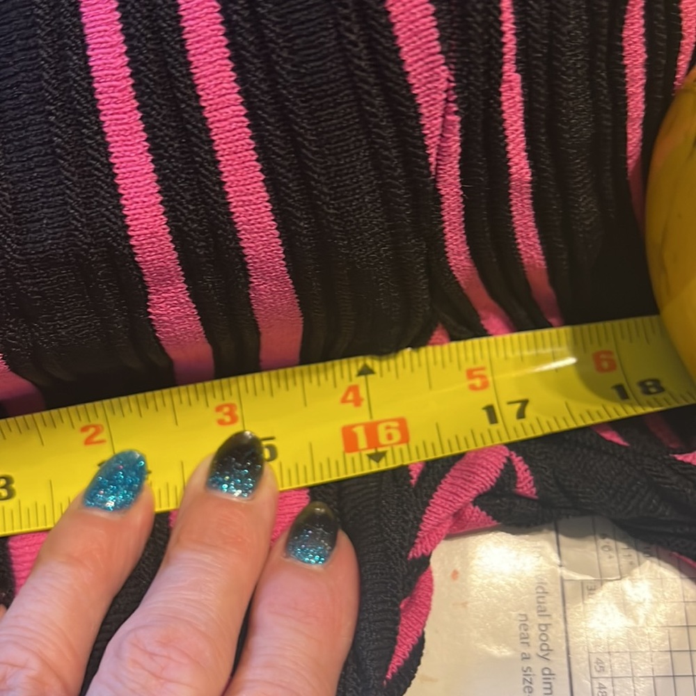 Excellent condition Cyrus black &hot pink top long sleeve size m lots of stretch - Picture 4 of 5